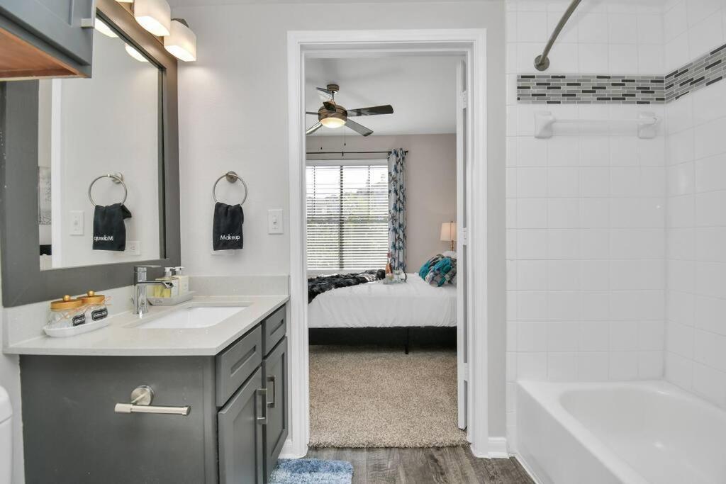 Ferienwohnung Chic Retreat-Walk To Nrg-Pool Houston Exterior foto